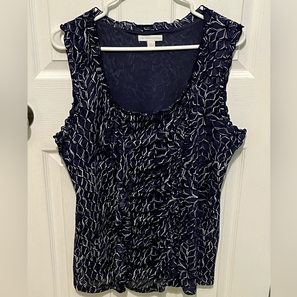 EUC New York & Company sleeveless tank top - XL - navy blue and white